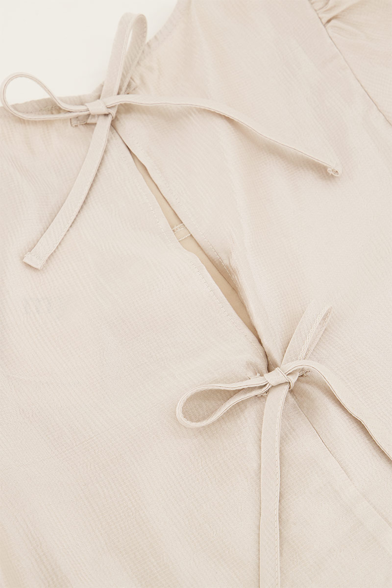 Beige dress in satin look with puff sleeves and bows | My Jewellery