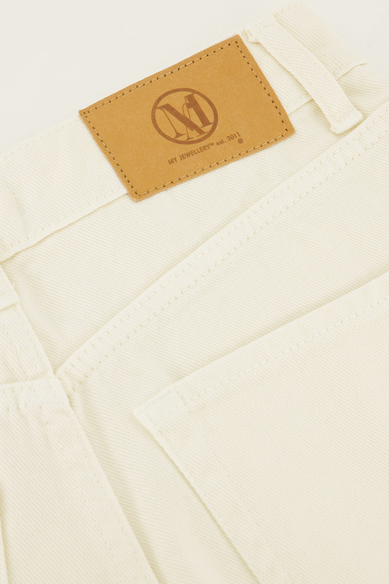 Beige kort broekje met gerafelde pijpjes