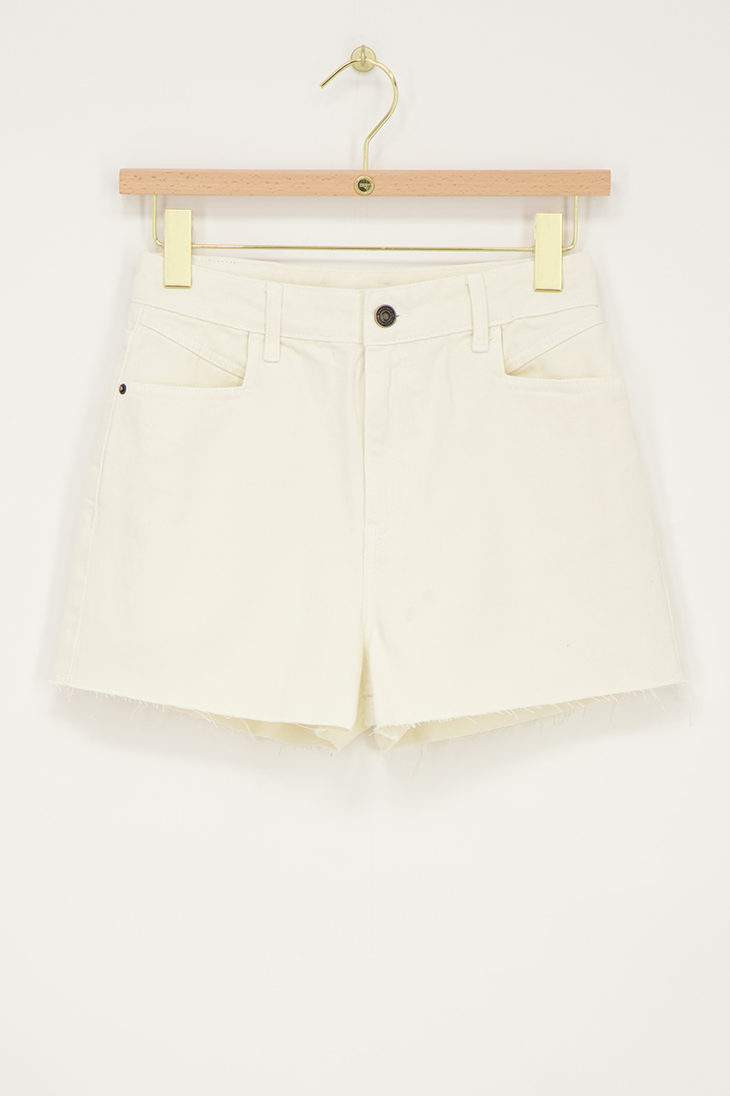 Beige kort broekje met gerafelde pijpjes