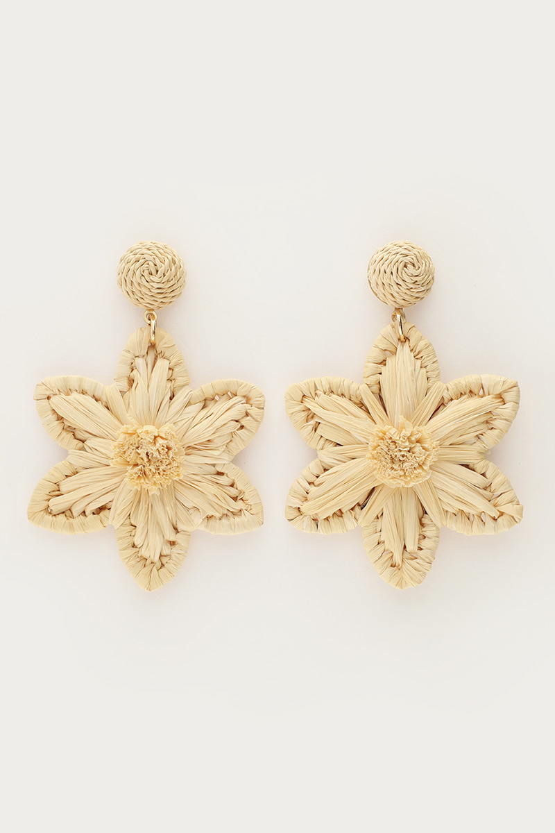 Beige statement oorhangers met raffia bloem