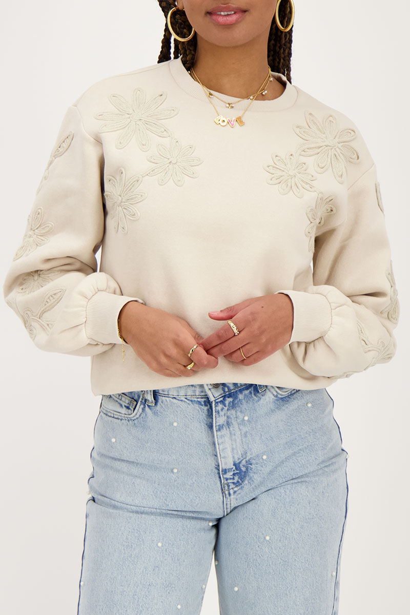 Beigefarbener Pullover mit gestickten Blumen | My Jewellery
