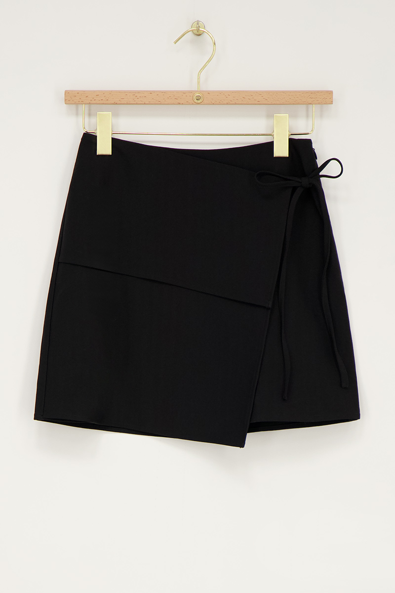 Black basic skirt with overlap | My Jewellery
