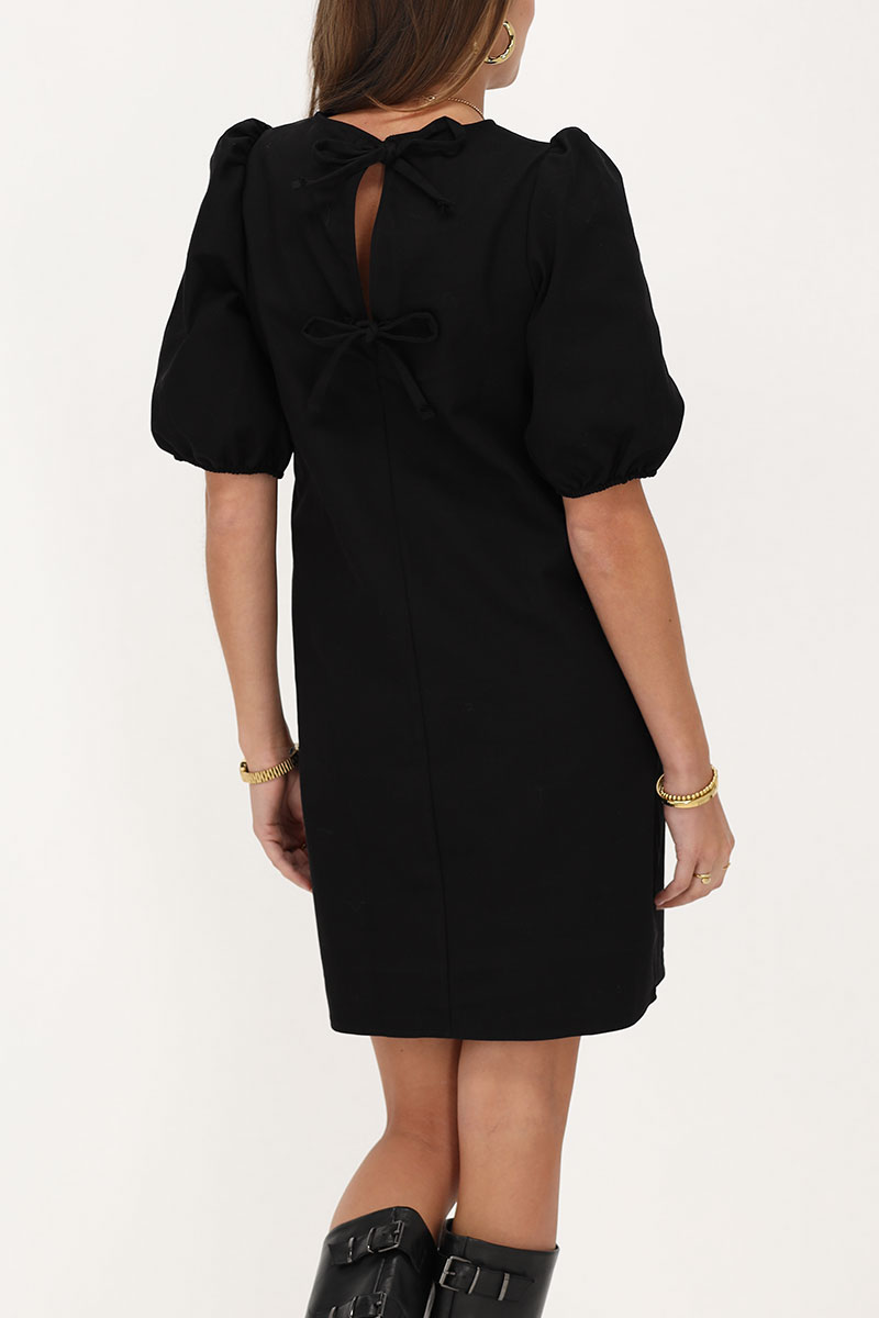 Zwarte jurk met strikjes en pofmouwen