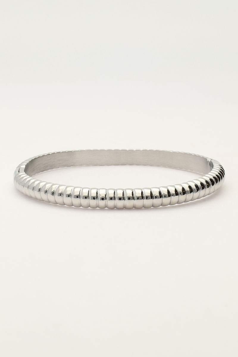 Bold rectangular bangle with ridges