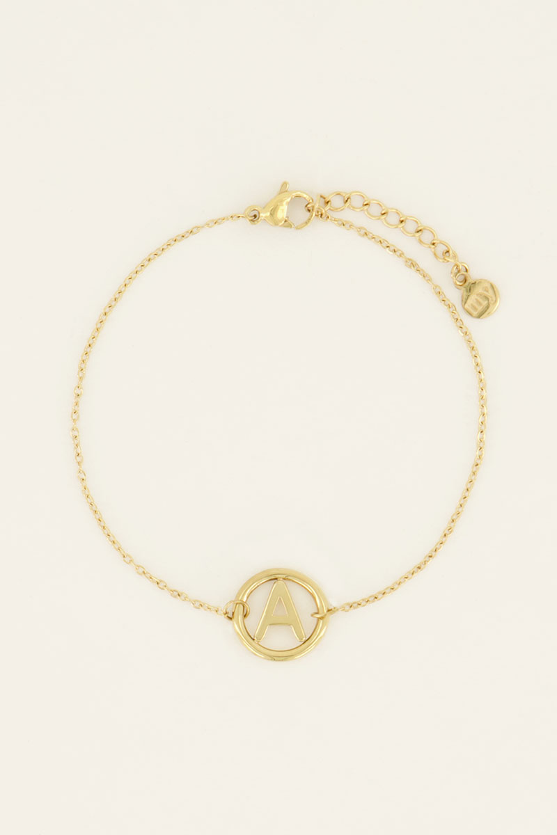 Armband met initial in ronde bedel