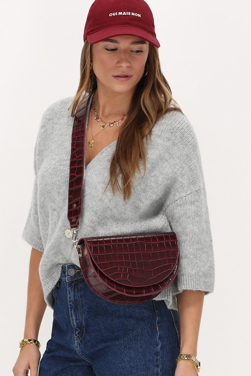 Burgundy half moon crossbody tas met croco print