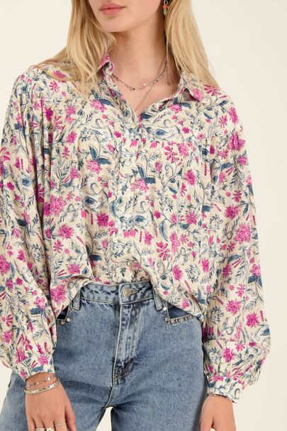 Beigefarbene Bluse mit buntem Blumenmuster