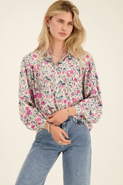 Beigefarbene Bluse mit buntem Blumenmuster