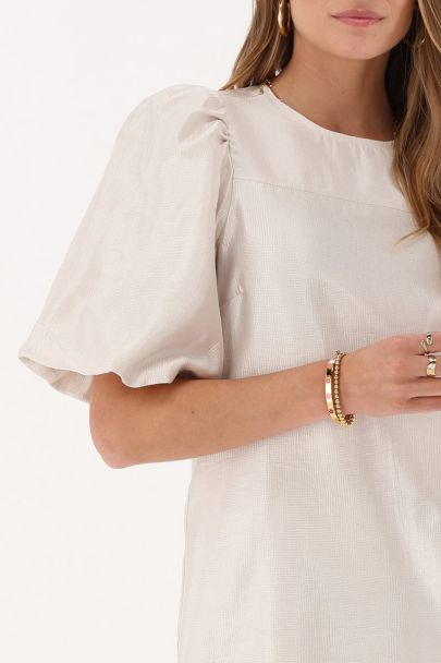 Beige jurk in satijnen look met pofmouwen en strikjes