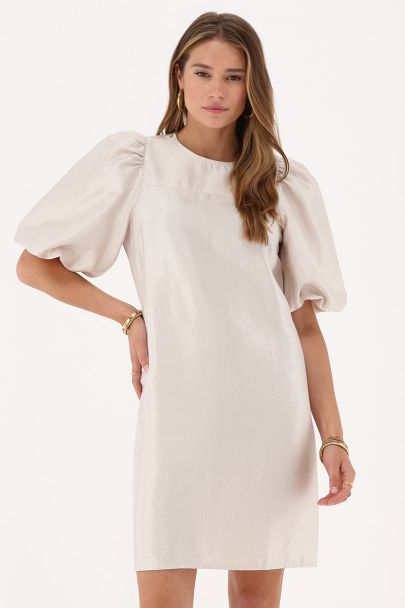 Beige jurk in satijnen look met pofmouwen en strikjes