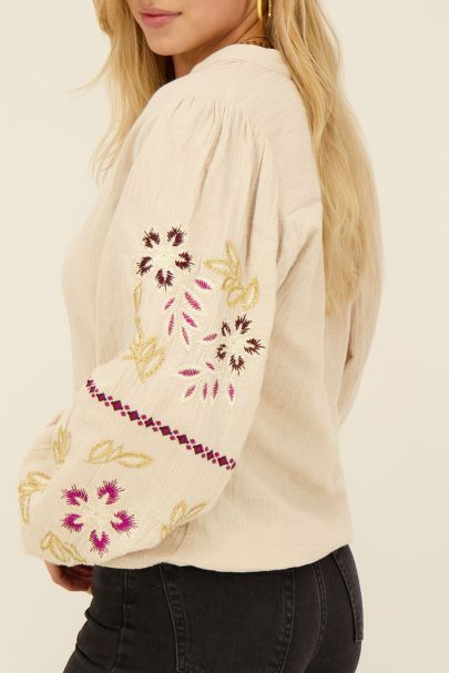 Beige mousseline blouse met embroidery