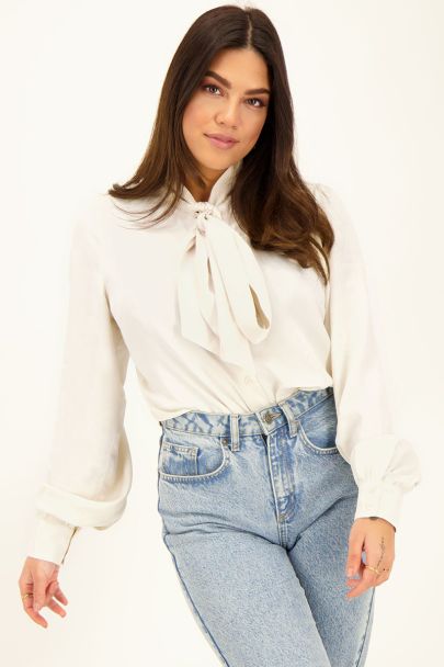Beige satijnen look blouse met strik