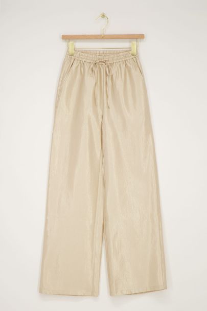 Beigefarbene glänzende Hose mit weitem Bein