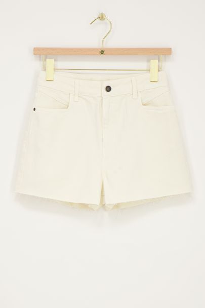 Beigefarbene Shorts mit ausgefransten Beinen