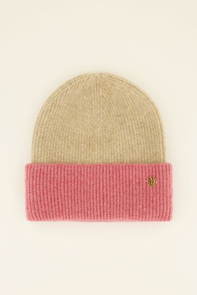 Beigefarbene Mütze mit rosa Band 