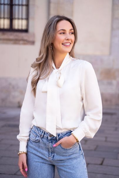 Beige satijnen look blouse met strik