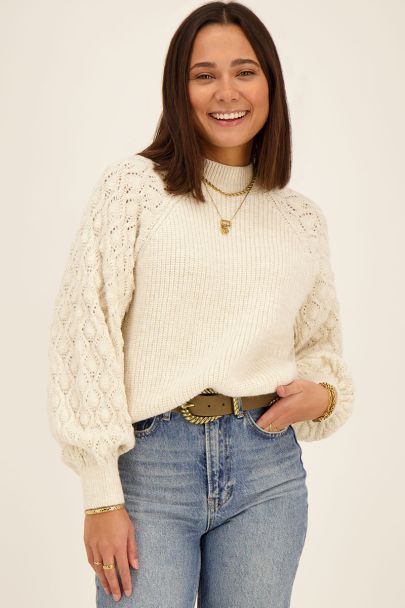Beige trui met ajourwerk mouwen