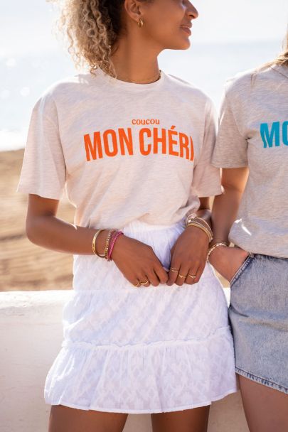 Beiges T-Shirt mit orangem Text „Mon Chéri“