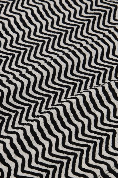 Black & white zigzag crinkle top