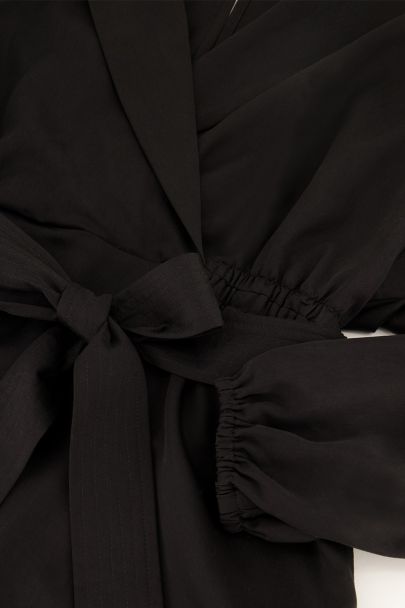 Schwarzes Kleid mit Gürtel