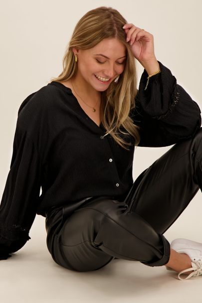 Zwarte blouse met kanten bandjes