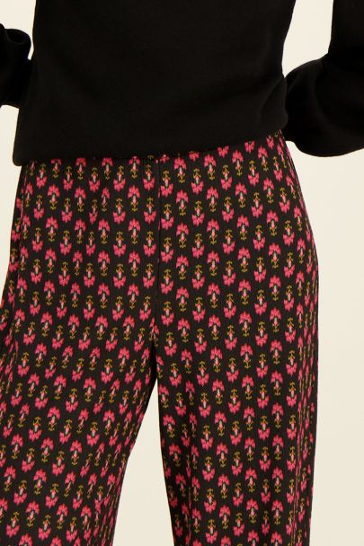 Pantalon noir effet froissé motifs roses