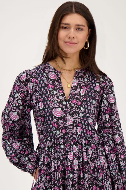 Robe noire à imprimé fleuri lilas et rose