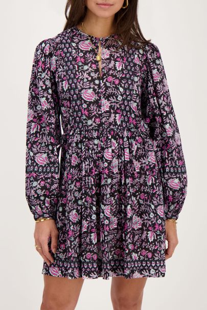 Zwarte jurk met lila en roze bloemenprint