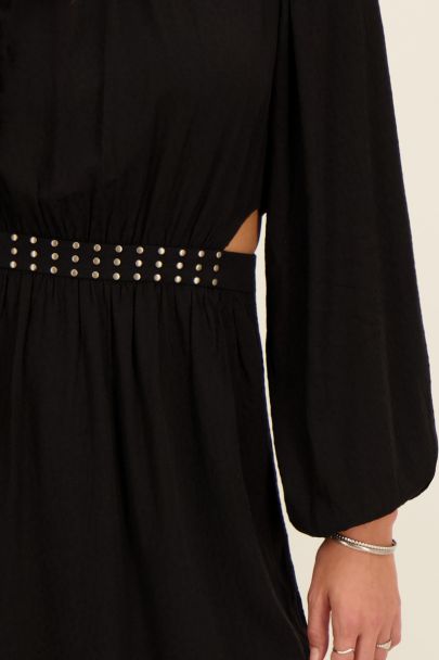 Schwarzes Kleid mit Nieten und Cut-Out-Detail