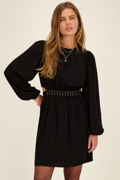 Robe noire à clous et découpes