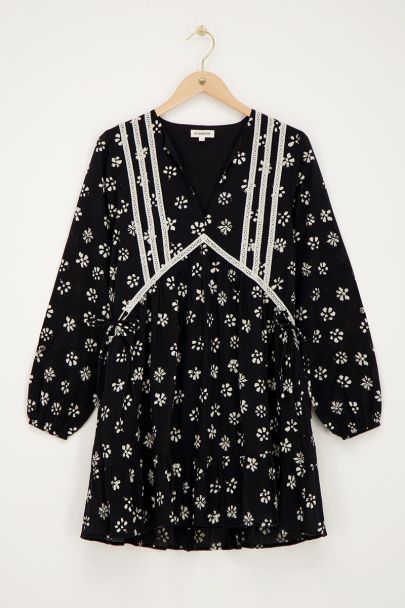 Schwarzes Kleid mit weißem Blumendruck und Steppung