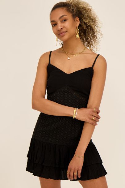 Top noir froissé avec broderie