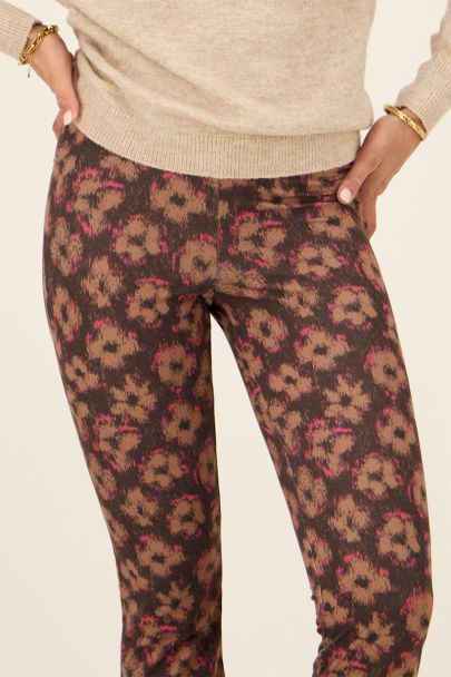 Zwarte flared broek met bruin & roze bloemenprint