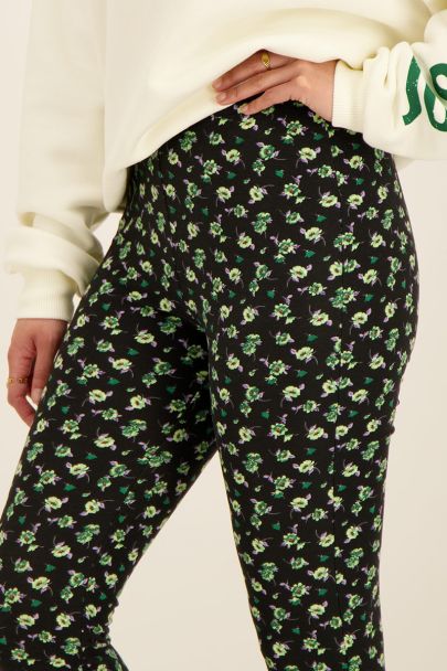 Zwarte flared broek met groene bloemenprint