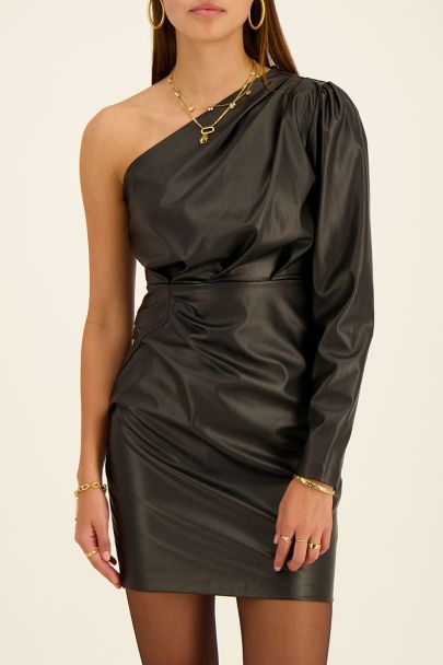 Zwarte leatherlook jurk one-shoulder