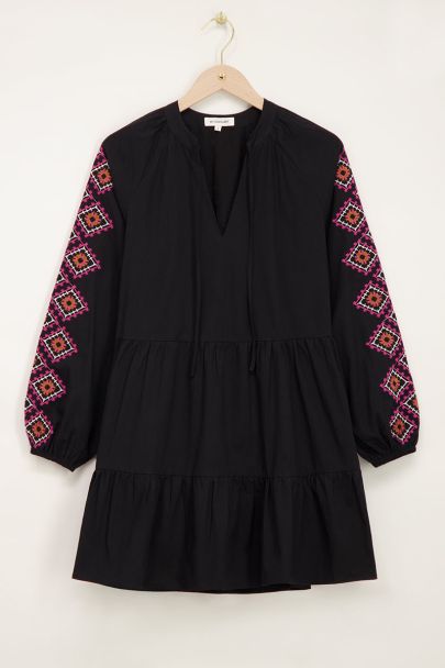 Zwarte wijdvallende jurk met roze embroidery