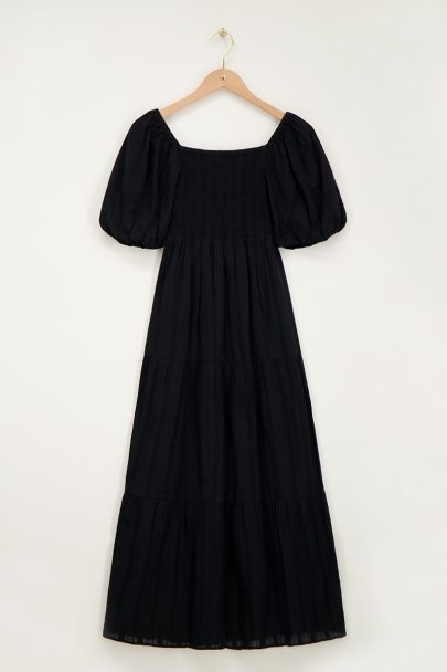 Robe maxi noire à smocks et manches bouffantes