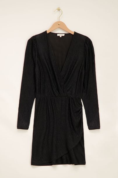 Schwarzes Metallic-Kleid mit Überlappung und Puffärmeln