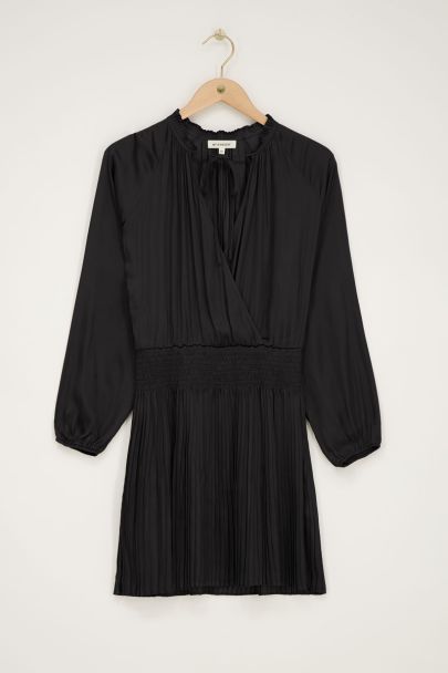 Robe plissée noire satinée