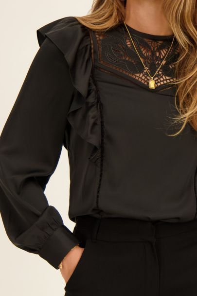 Schwarze Bluse mit Rüschen und Spitze