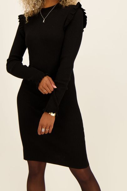 Robe noire côtelée avec froufrous