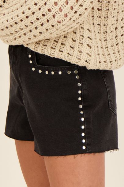 Schwarze Shorts mit Nieten