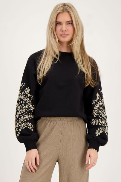 Schwarzer Pullover mit Crochet-Ärmeln