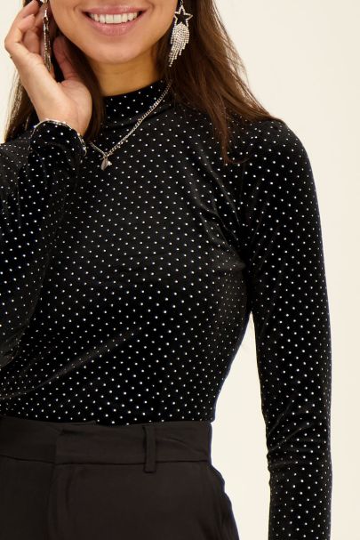 Zwarte top met studs en opstaande kraag