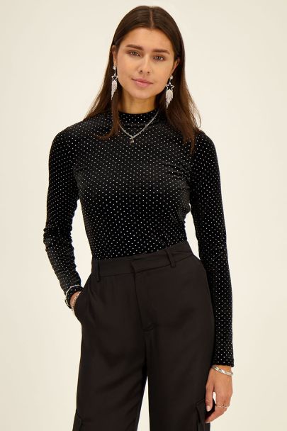 Zwarte top met studs en opstaande kraag