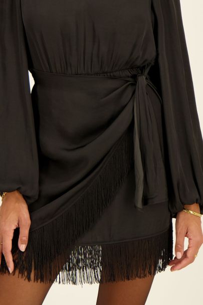 Schwarzes Kleid mit Überschlag und Fransen