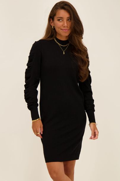 Robe noire avec manches froncés