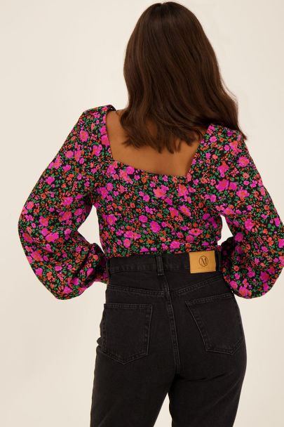 Top noir à fleurs et épaulettes