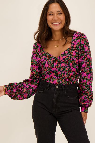 Top noir à fleurs et épaulettes