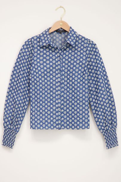 Blauwe blouse met witte embroidery bloemen